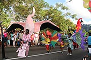 Große Vögel hatten die Karnevalisten von Notting Hill aus London mitgebracht zum Umzug auf dem Seychellen Carnaval International de Victoria 2016 (©Foto: Martin Schmitz)